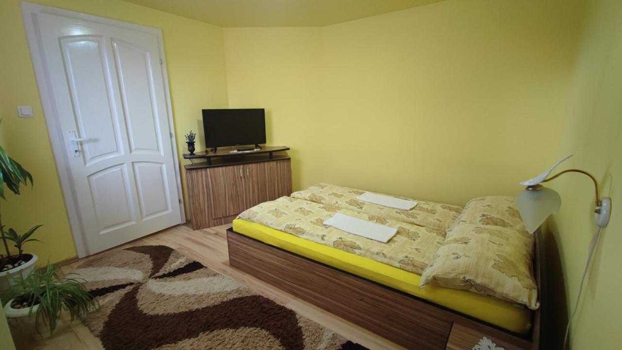 Hotel Gabriella Vendeghaz Lăzarea Exterior foto
